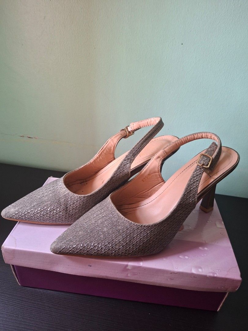 Pointed Stilleto Heels size 9 (From Landmark) (Category: Heels) located in Manila. Submitted by cholynne (Listing ID 1463347013, Image 2). Description: Heels good for events, casual and formal wear. Well used but in good condition, matibay sya I usually used it sa parties so tried and tested ang tibay. Reason for selling decluterring Location: Manila Negotiable.