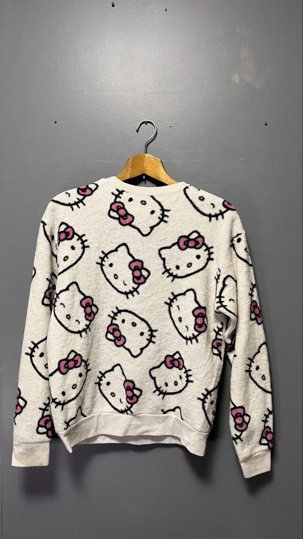 Hello Kitty All Over Print Fleece Sweatshirt Size M (Category: Coats, Jackets and Outerwear) located in Cabuyao City. Submitted by bulandos (Listing ID 1463434722, Image 2). Description: - Adorable white fleece sweatshirt with an all-over Kitty print. - Features charming pink bows on each Kitty. - Made from 100% polyester for cozy comfort. - Size: Medium (M) - Ideal for any Kitty enthusiast. - Care instructions: Machine wash cold with like colors