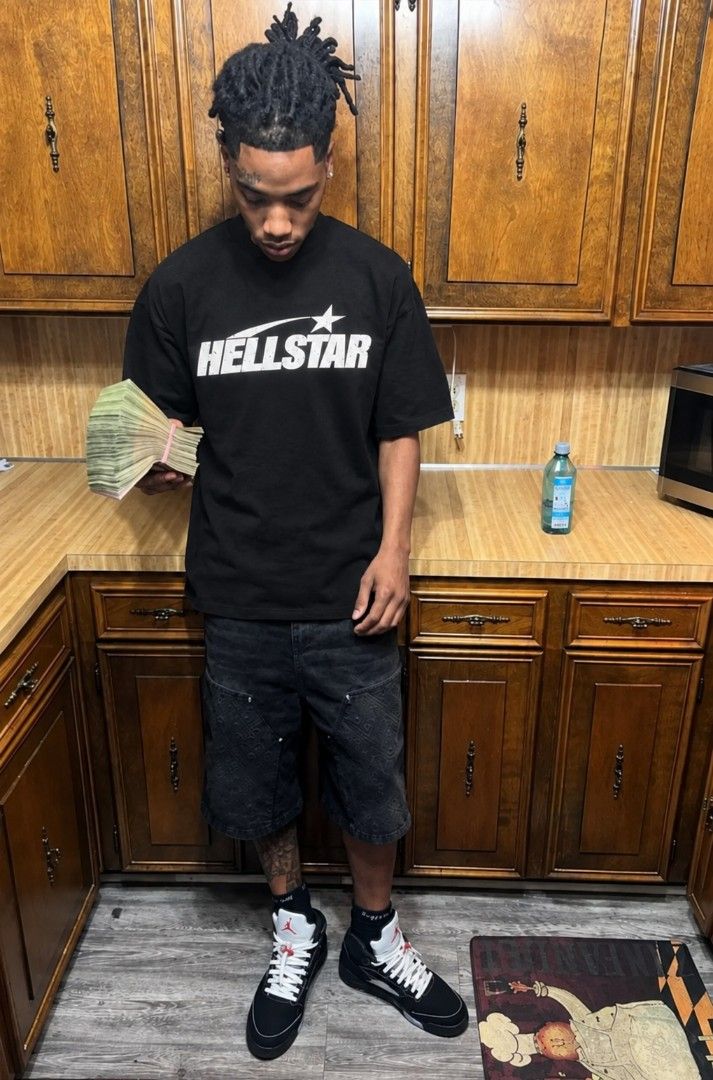 HELLSTAR classic Logo tee (Category: Tshirts & Polo Shirts ) located in Rodriguez. Submitted by kyer_trends0 (Listing ID 1463430336, Image 2). Description: feel free to message us for order and inquiry (all items are brandnew).