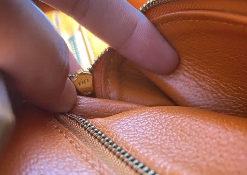 Hermes Birkin 40 (Category: Luxury Bags & Wallets) located in Cordova. Submitted by aux.archive (Listing ID 1463389017, Image 3). Description: Super ganda leather neto No flaws Sign of use only sa rubber coat Malinis loob Super tibay.