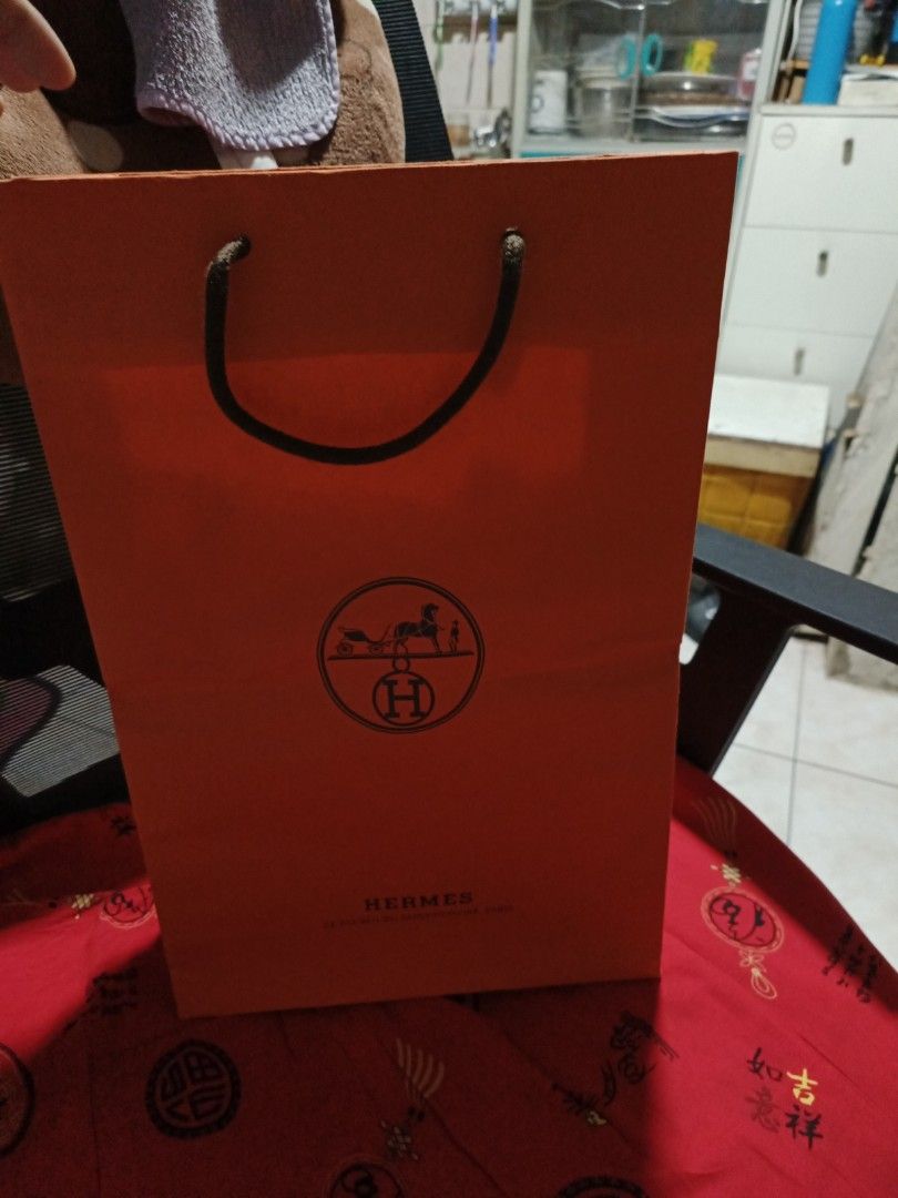 Hermes paper bag Large size (Category: Storage Boxes & Baskets) located in Pasay City. Submitted by khim1202ma07307 (Listing ID 1463451018, Image 1). Description: .