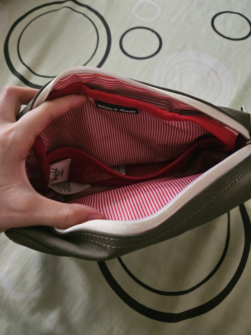 Herschel Chapter Travel Kit - 5L (Category: Purses & Pouches) located in Quezon City. Submitted by kimkimt (Listing ID 1463374259, Image 2). Description: Rfs: decluttering, only used once for travel Pickup Location: Tomas Morato, QC.