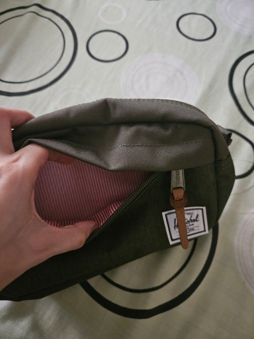 Herschel Chapter Travel Kit - 5L (Category: Purses & Pouches) located in Quezon City. Submitted by kimkimt (Listing ID 1463374259, Image 3). Description: Rfs: decluttering, only used once for travel Pickup Location: Tomas Morato, QC.