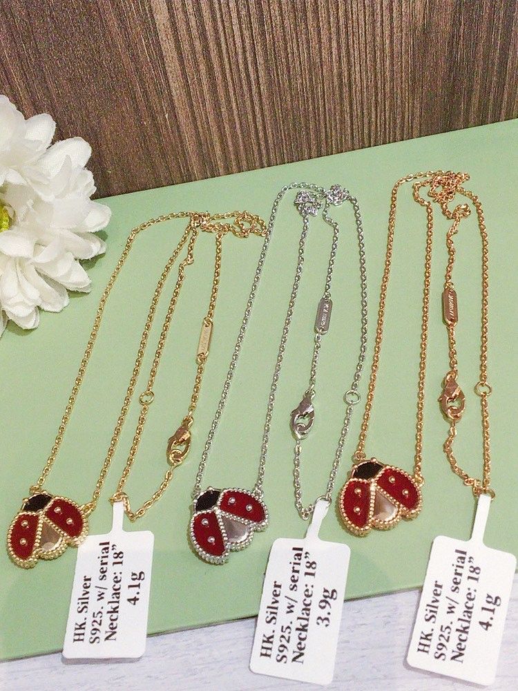 HK setting S925 silver Lucky spring bee necklace (Category: Necklaces) located in Manila. Submitted by bhelgoldseller2ndaccount (Listing ID 1463327375, Image 2). Description: HongKong setting S925 Silver 800/g Brandnew Per grams only Pm me for other details.