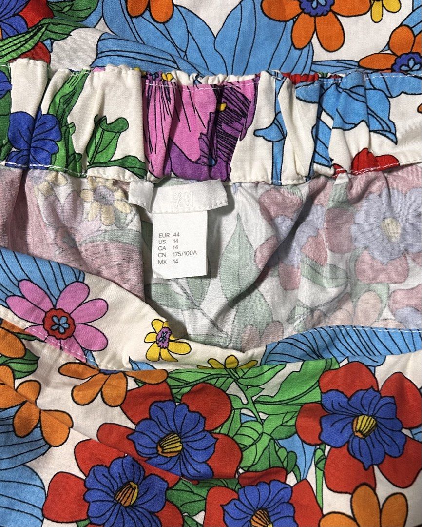 H&M (Category: Blouses) located in Davao. Submitted by sart0ria85 (Listing ID 1463501234, Image 3). Description: Triple XL digital print animated floral blouse with puff sleeves perfect for bohemian look! 100% COTTON MADE IN TURKEY 🇹🇷 XXXL. Size 14 EXCELLENT CONDITION (96/100).