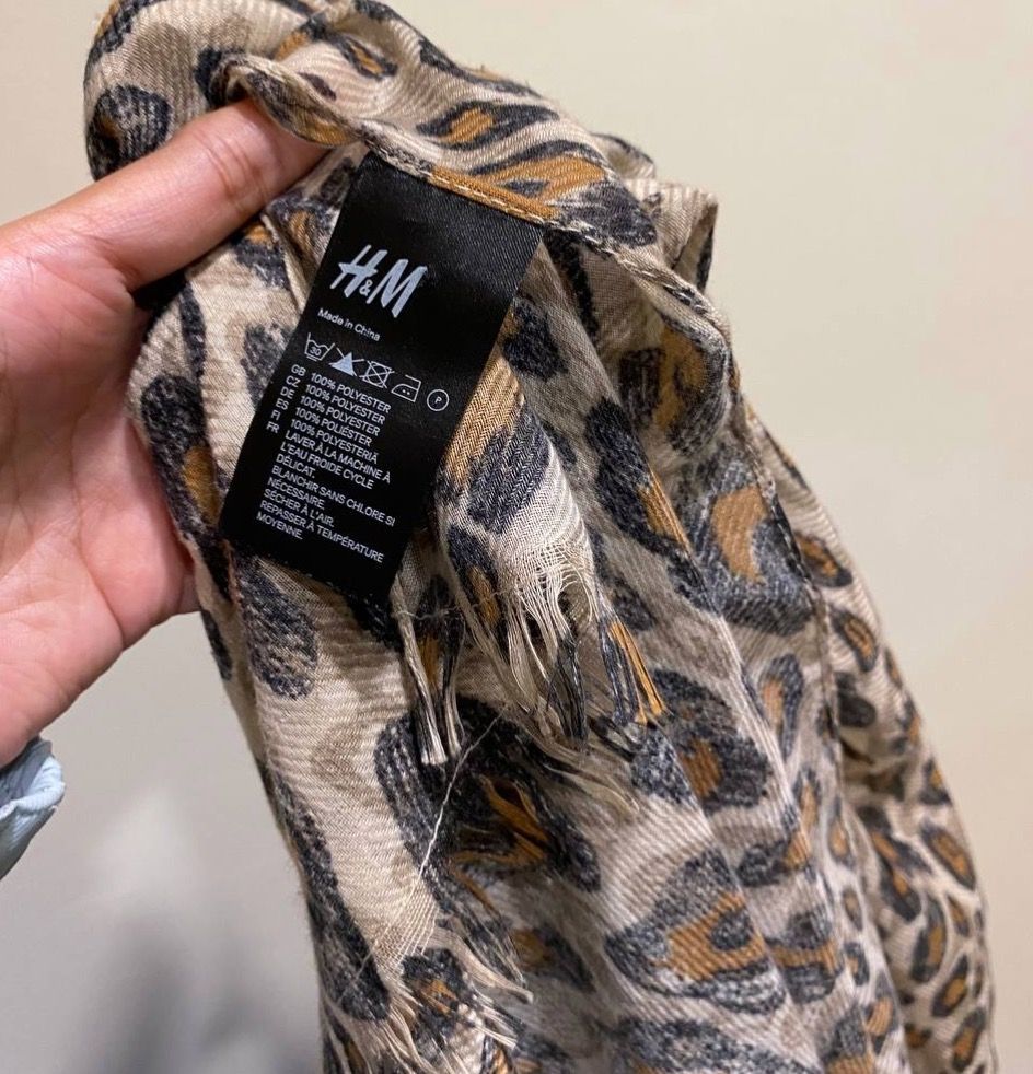 H&M Animal Print Scarf (Category: Scarves) located in Quezon City. Submitted by eatupcommunity (Listing ID 1463498231, Image 3). Description: [FOR FUNDRAISING: EATUP FOOD SCHOLARSHIP PROGRAM] PHP 250 H&M scarf Unique animal print (snake & leopard) Lightweight fabric .
