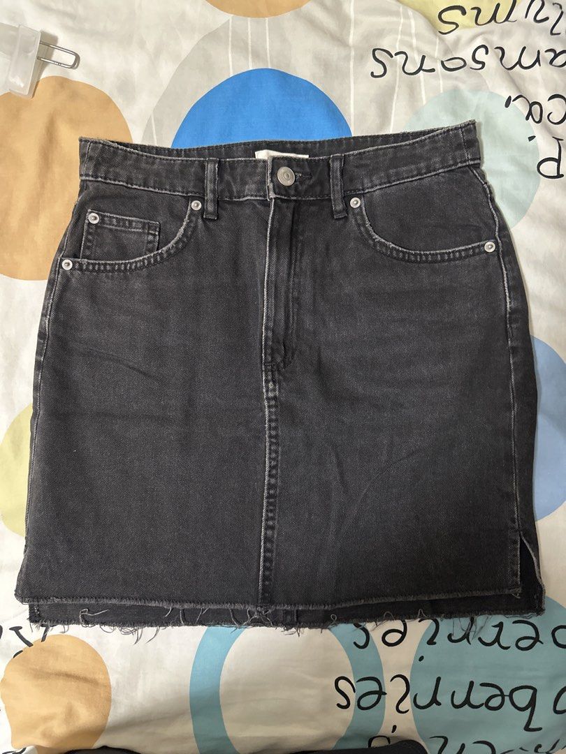 H&M Black Denim Mini Skirt (Category: Skirts) located in Manila. Submitted by joan.here (Listing ID 1463437517, Image 1). Description: Brand: h&m Size: s Condition: worn a few times Rfs: decluttering Mop: bank transfer Delivery: grab/ lalamove. Sf shouldered by buyer Loc: tondo manila.