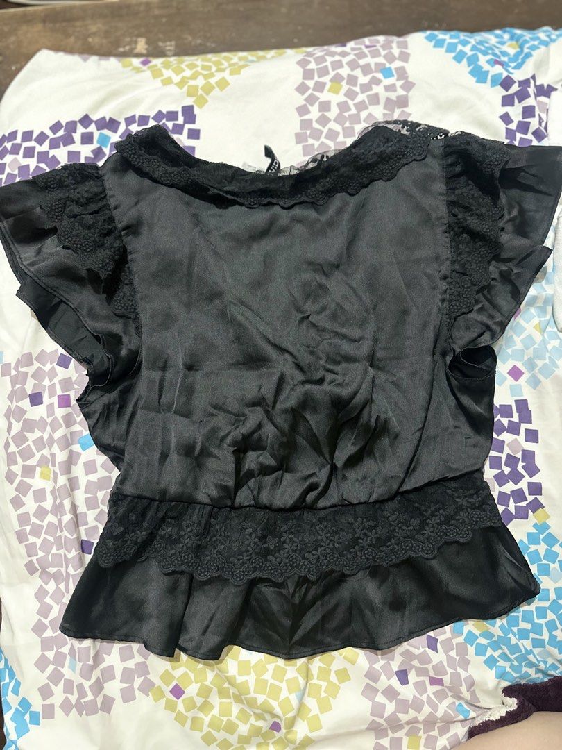 H&M Black Silk Satin Lace Top (Category: Blouses) located in Manila. Submitted by shobesclosetxx (Listing ID 1463499173, Image 2). Description: Used once only Can pass as brand new Not bagay to me kaya i’ll sell nalang Negotiable to sure buyers.