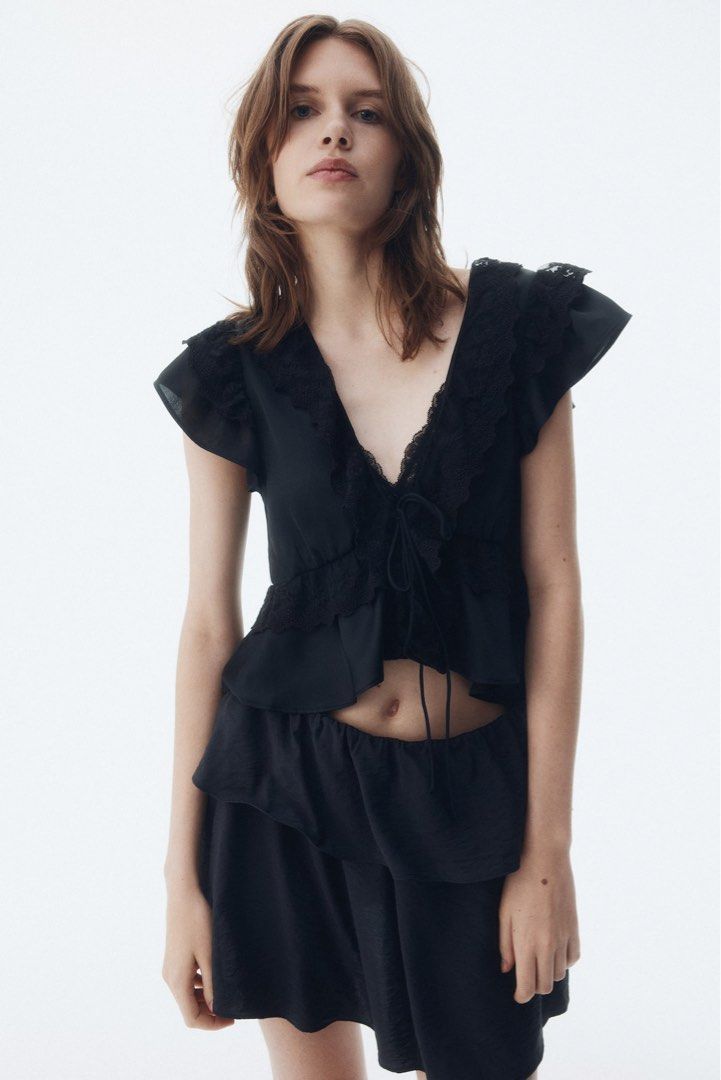 H&M Black Silk Satin Lace Top (Category: Blouses) located in Manila. Submitted by shobesclosetxx (Listing ID 1463499173, Image 3). Description: Used once only Can pass as brand new Not bagay to me kaya i’ll sell nalang Negotiable to sure buyers.
