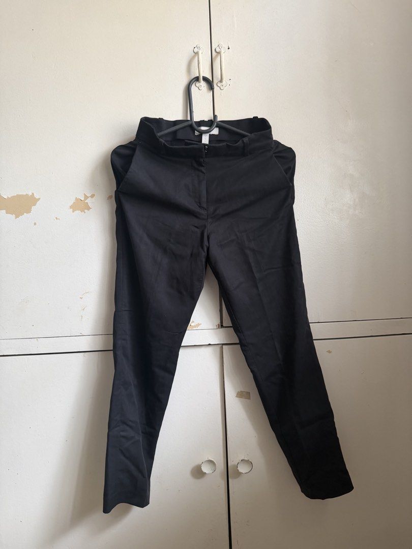 H&M Black Tailored Pants (Category: Other Bottoms) located in Taguig. Submitted by anjielamarie_ (Listing ID 1463373362, Image 1). Description: - H&M Black Tailored Pants - Size: EUR 32 / UK 4 - Material: Lyocell and Polyester blend - Made in China - Perfect for work or casual outfits - Comfortable fit.