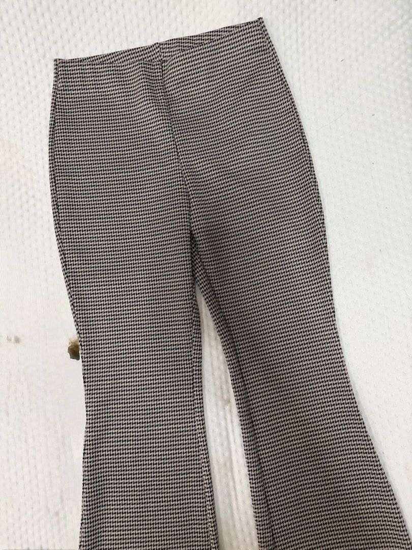 H&M Black/Houndstooth flared pants (Category: Other Bottoms) located in Quezon City. Submitted by pinkyswearshop (Listing ID 1463366858, Image 2). Description: .