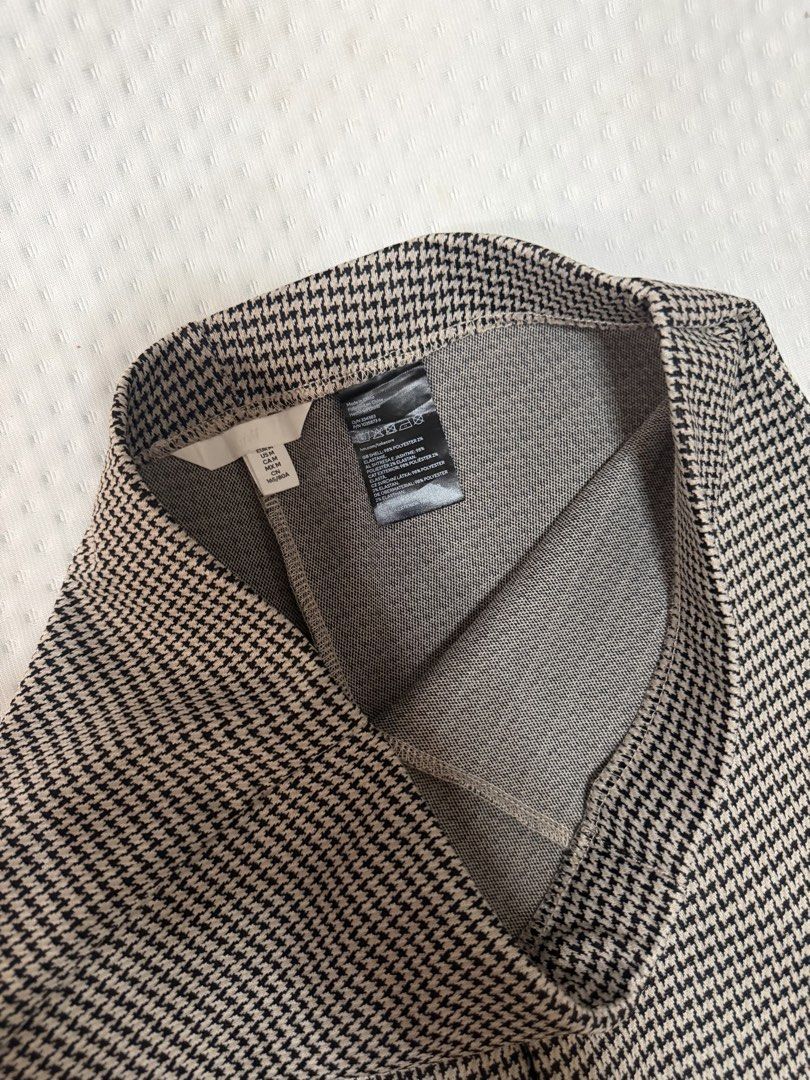 H&M Black/Houndstooth flared pants (Category: Other Bottoms) located in Manila. Submitted by pinkyswearshop2.0 (Listing ID 1463370635, Image 3). Description: .