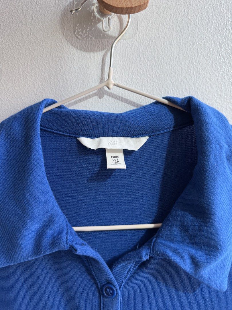 H&M Blue Long Sleeve Polo Shirt (Category: Longsleeves) located in Makati City. Submitted by ariannelaz54133 (Listing ID 1463553701, Image 2). Description: - Brand: H&M - Type: Long sleeve polo shirt - Color: Blue - Fabric: Ribbed texture - Neckline: Button-up - Estimated Size: XS - Style: Great for casual outfits or layering.