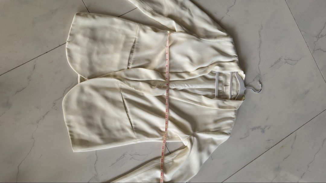 H&M Cream Drape / Shawl Type Blazer (Category: Coats, Jackets and Outerwear) located in Manila. Submitted by patc20 (Listing ID 1463368021, Image 2). Description: - Cream-colored blazer from H&M - Features a stylish drape front - Two functional pockets - Perfect for dressing up or down - Approximate measurements: Length 25 inches, Sleeve length 23 inches.