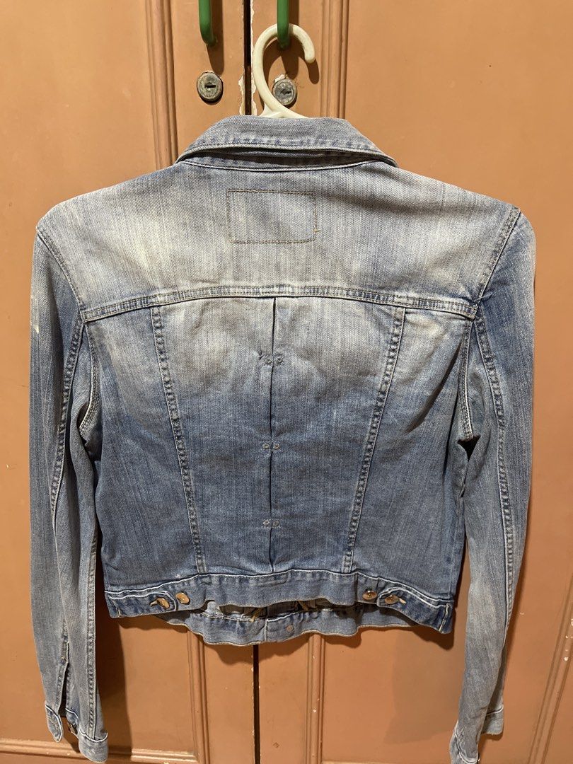 H&M Denim Jacket (Category: Coats, Jackets and Outerwear) located in Quezon City. Submitted by donnabelle7572 (Listing ID 1463449921, Image 2). Description: - Classic blue denim jacket from H&M - Button-up front - Two chest pockets - Long sleeves with button cuffs - Versatile for layering over tees or dresses - Made in Bangladesh.
