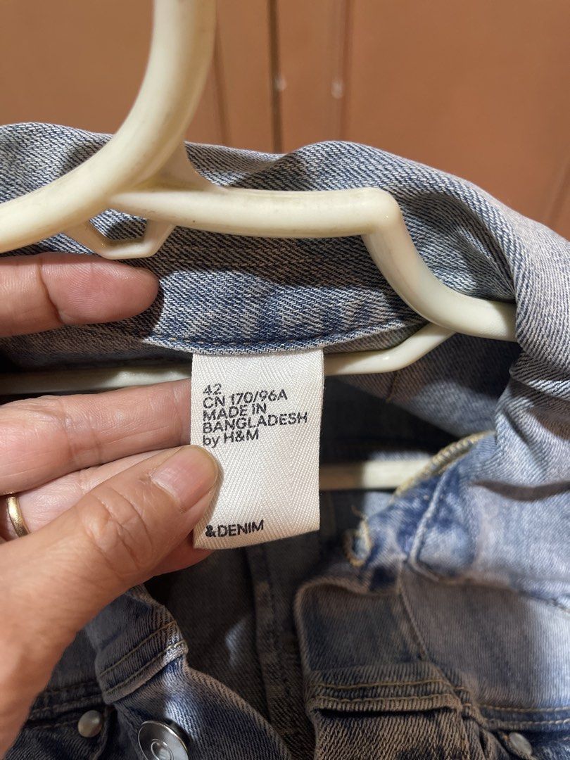 H&M Denim Jacket (Category: Coats, Jackets and Outerwear) located in Quezon City. Submitted by donnabelle7572 (Listing ID 1463449921, Image 3). Description: - Classic blue denim jacket from H&M - Button-up front - Two chest pockets - Long sleeves with button cuffs - Versatile for layering over tees or dresses - Made in Bangladesh.