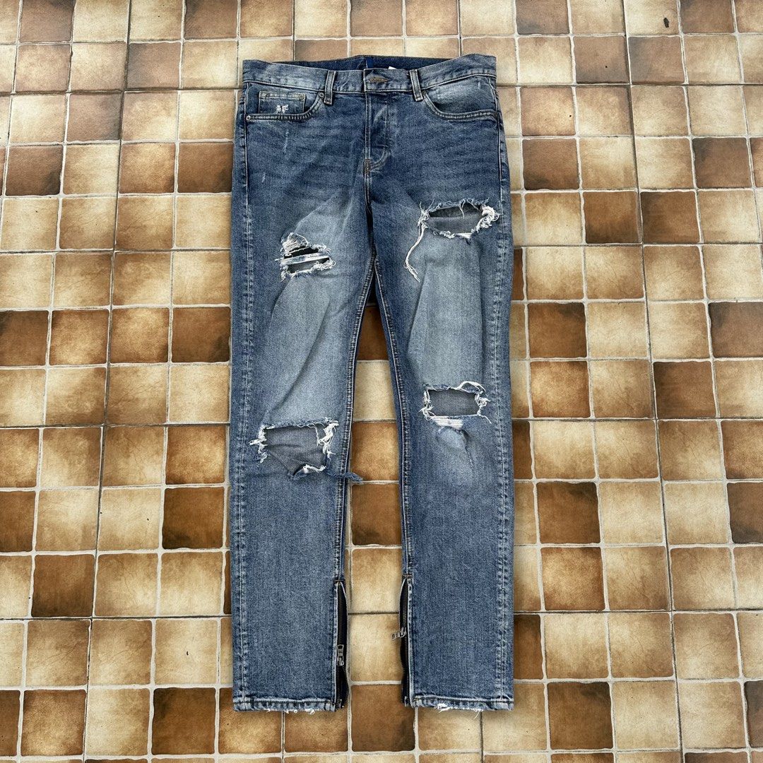 H&M Distressed Jeans (Category: Jeans) located in Manila. Submitted by 1428.collective (Listing ID 1463387165, Image 1). Description: H&M Distressed Jeans size: 33 Width: 17.5 Length: 43 Excellent Condition 850 + SF 📍North Caloocan.