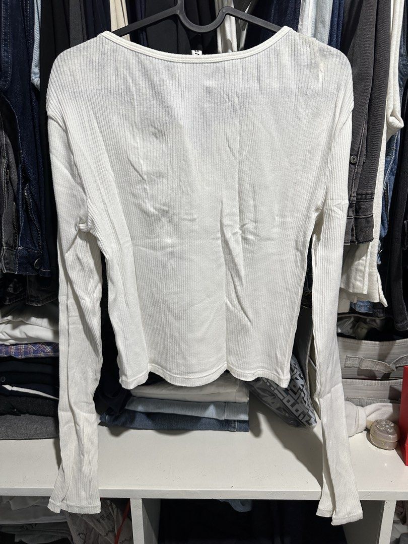 H&M Divided White Ribbed Long Sleeve Top (Category: Longsleeves) located in Bulacan. Submitted by chizmiss (Listing ID 1463399299, Image 2). Description: worn few times rfs: decluttering .