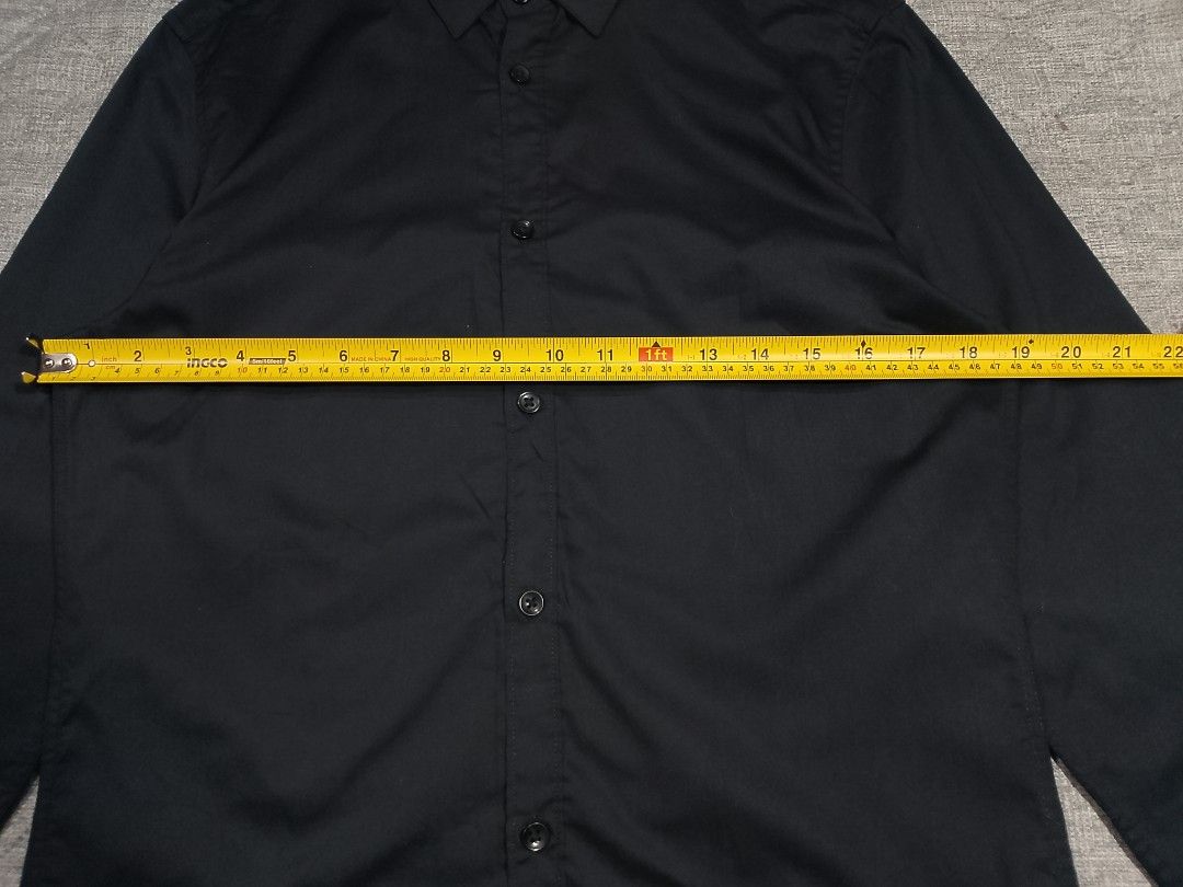 H&M easy iron black button down long sleeves shirt (Category: Formal Shirts) located in Cadiz. Submitted by comradstuff (Listing ID 1463326715, Image 2). Description: H&M easy iron black button down long sleeves shirt w 19" l 29".
