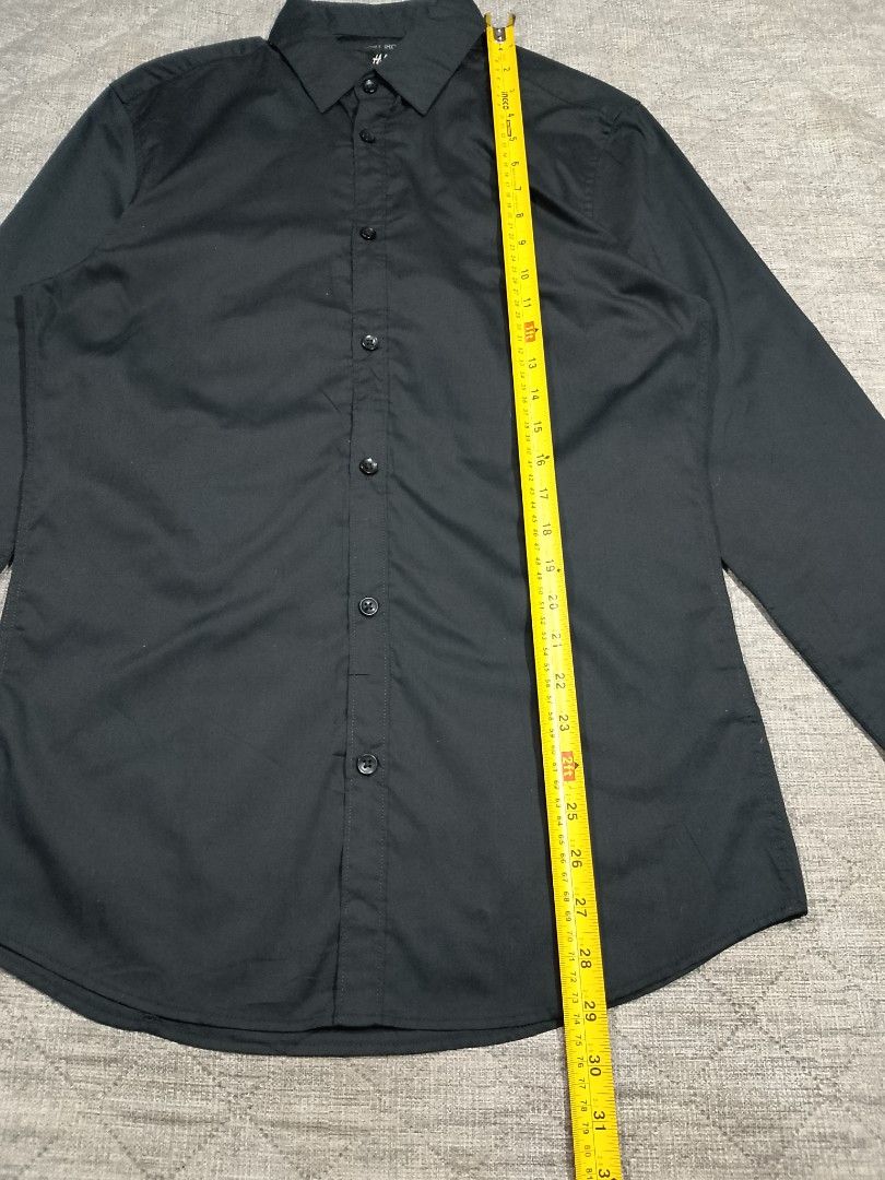 H&M easy iron black button down long sleeves shirt (Category: Formal Shirts) located in Cadiz. Submitted by comradstuff (Listing ID 1463326715, Image 3). Description: H&M easy iron black button down long sleeves shirt w 19" l 29".