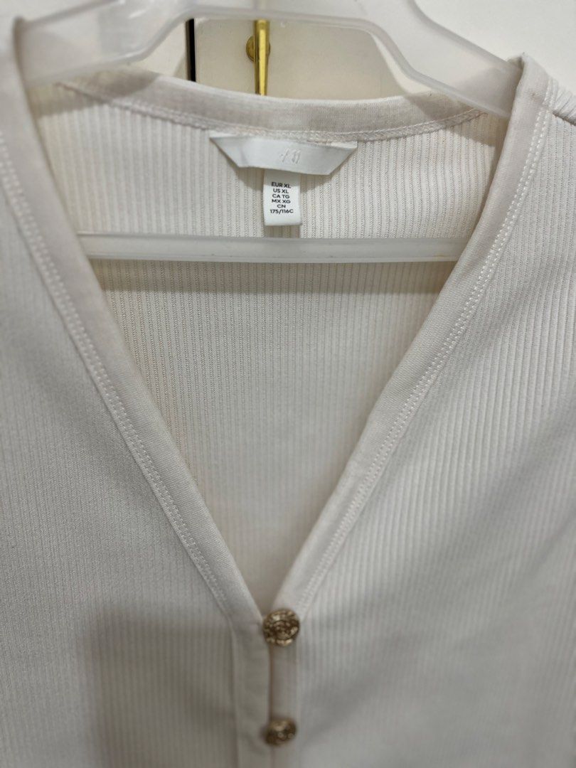 H&M Ladies Top XL (Category: Blouses) located in Angeles City. Submitted by liamandmommycloset (Listing ID 1463423067, Image 2). Description: can fit to large also .