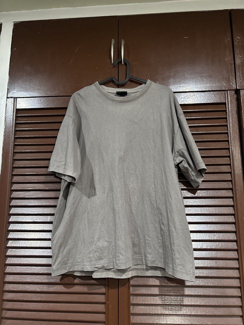 H&M Oversized T-shirt mens (Category: Tshirts & Polo Shirts ) located in Manila. Submitted by zhurimm (Listing ID 1463527785, Image 1). Description: Large.