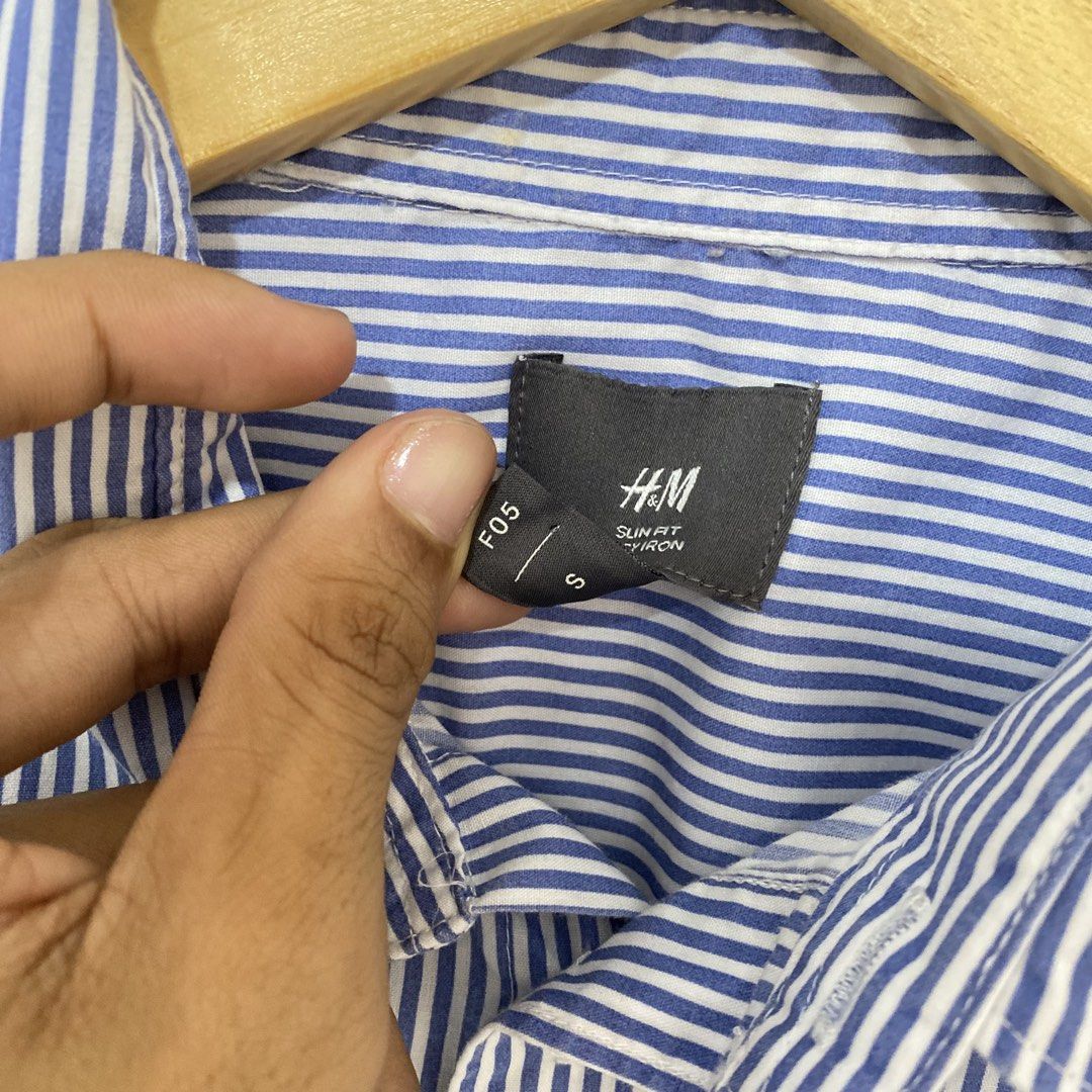 H&M Polo Longsleeve size Small (Category: Formal Shirts) located in Taguig. Submitted by orblop.finds (Listing ID 1463513995, Image 3). Description: ⚫️H&M Longsleeve -Size Small -width:29 -Length:27 -Excellent Condition.