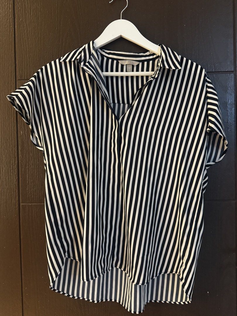 H&M Striped Short Sleeve Blouse Size S (Category: Blouses) located in Paranaque City. Submitted by keyrends (Listing ID 1463418795, Image 3). Description: - H&M Black and White Striped Blouse - Size: S - Short sleeves - Relaxed fit - Collar neckline - Perfect for casual or work outfits - Can be tucked in or worn loose.