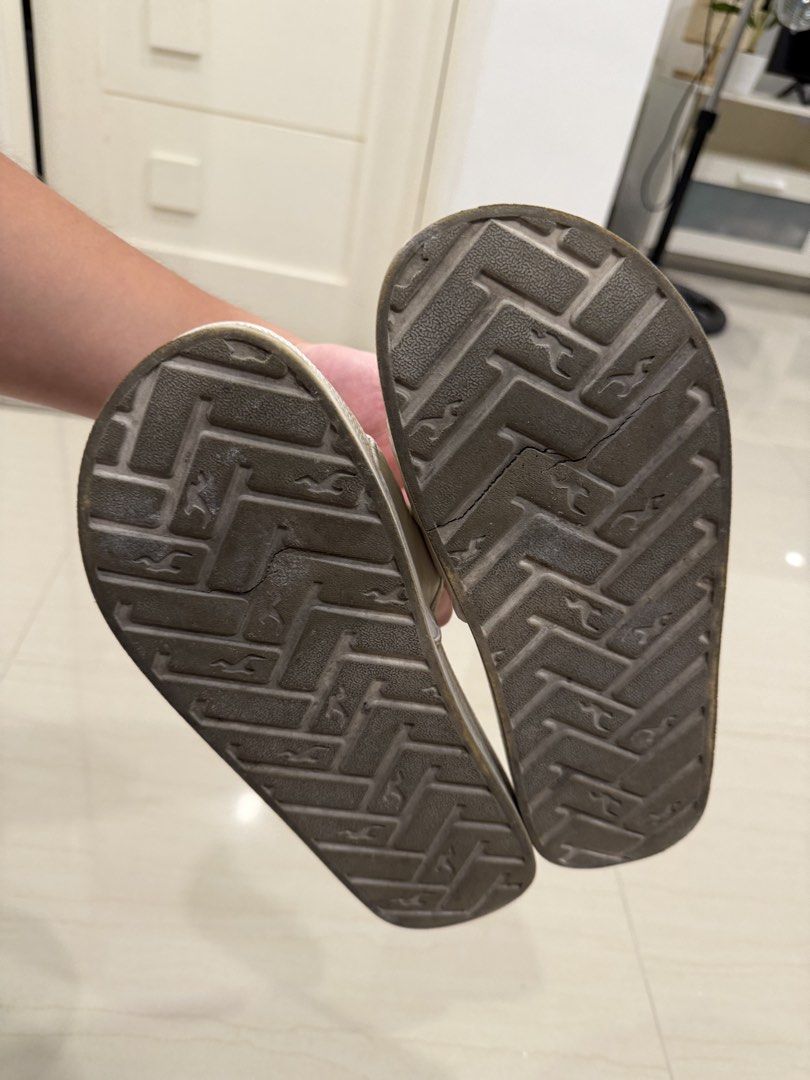 Hollister California White Slides (Category: Slippers & Slides) located in Malasiqui. Submitted by jeffrey89ers (Listing ID 1463513006, Image 2). Description: - White Hollister slides - Features 'California' text - Chevron pattern on soles - Minor signs of wear on insoles and soles - Plenty of life remaining - Ideal for casual wear and lounging.