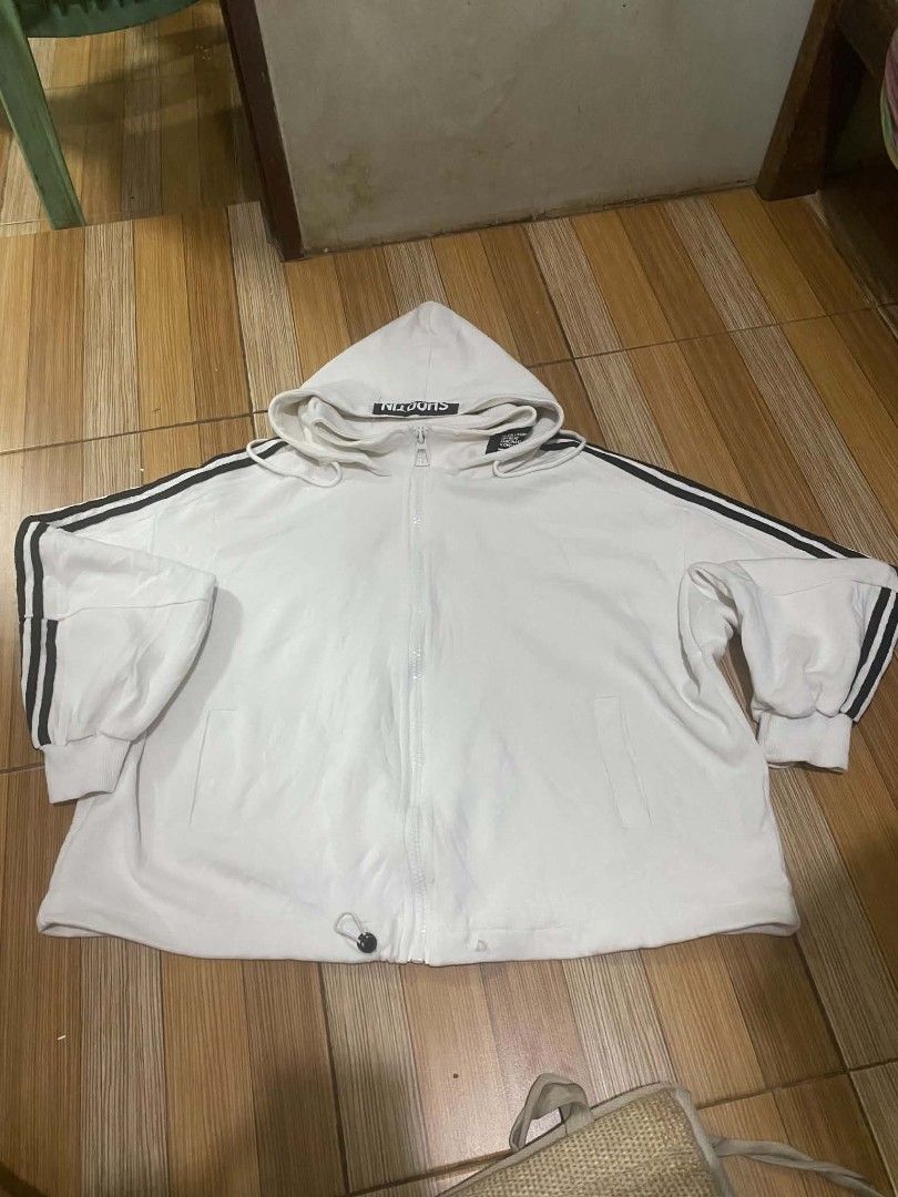 Hoodie crop jacket (Category: Activewear) located in Tayug. Submitted by jiankeiserpenuliar05 (Listing ID 1463447444, Image 1). Description: slightly stain 🫟.