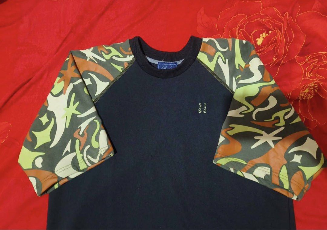 HOOLIGANS h.camo - LOOSE CHOPPED ACTIVECOOL T-shirt (Category: Tshirts & Polo Shirts ) located in Calamba. Submitted by justin444 (Listing ID 1463360793, Image 2). Description: - Brand: Hooligans - Style: Black t-shirt with camouflage raglan sleeves - Fit: Loose, comfortable for everyday wear - Size: Not specified (please check measurements) - Original Price: PHP 1,699.00 1100+sf .