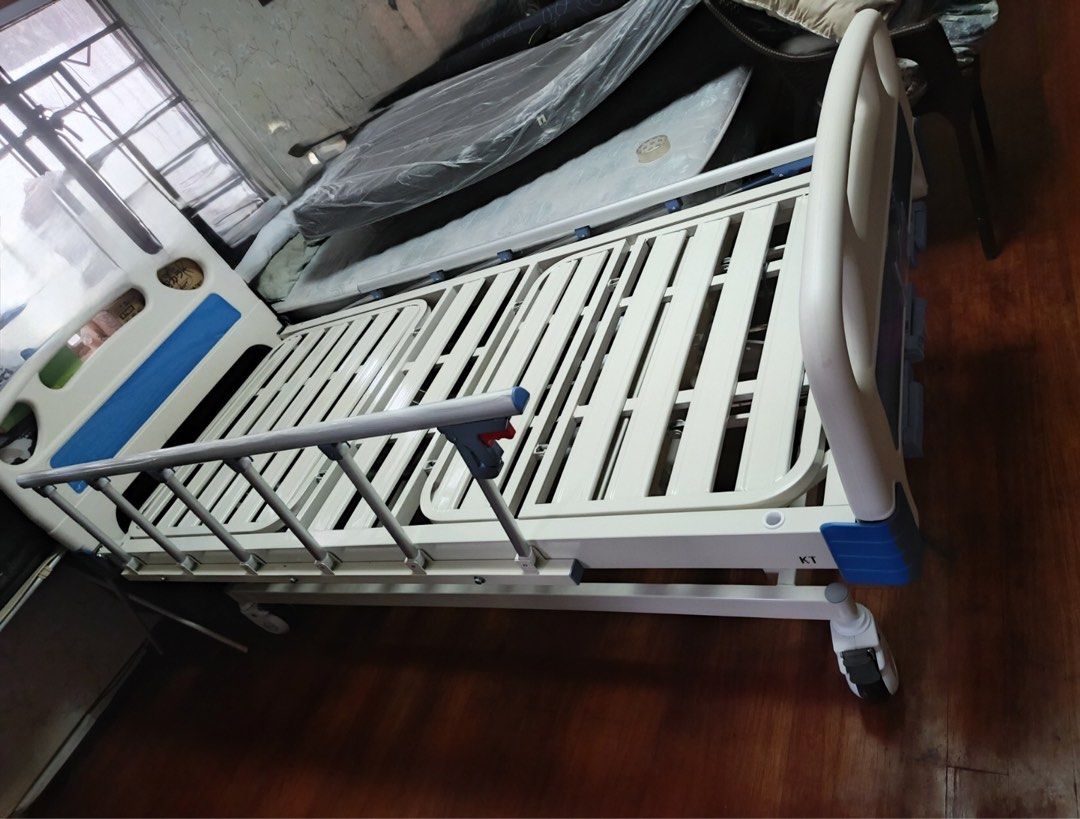 Hospital Bed - 3 cranks (Category: Medical Supplies & Tools) located in Pasig City. Submitted by rinatulip (Listing ID 1463552168, Image 3). Description: Manual, 3 cranks Inclusion: IV pole Dining table 4 inches foam with leather cover Free: Uratex egg mattress (bought separately) Shipping or pick up c/o buyer.