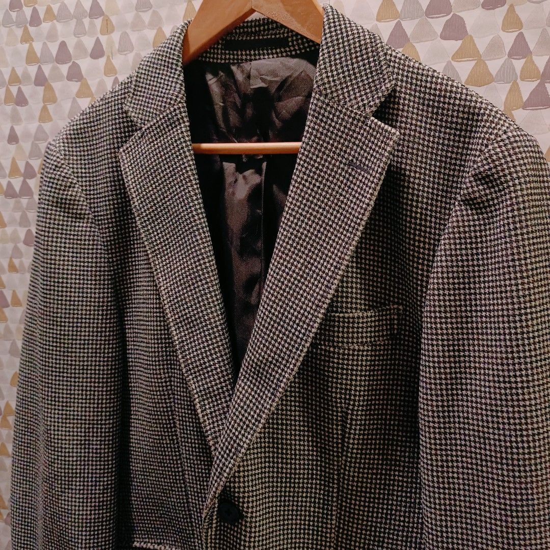 Houndstooth Pattern Blazer Jacket (Category: Coats, Jackets and Outerwear) located in Ipoh. Submitted by street_trash_store (Listing ID 1463498605, Image 2). Description: - Classic houndstooth pattern blazer - Two-button front closure - Two front flap pockets - Button details on cuffs - Fully lined interior - Ideal for smart casual and formal occasions - A versatile addition to any wardrobe.