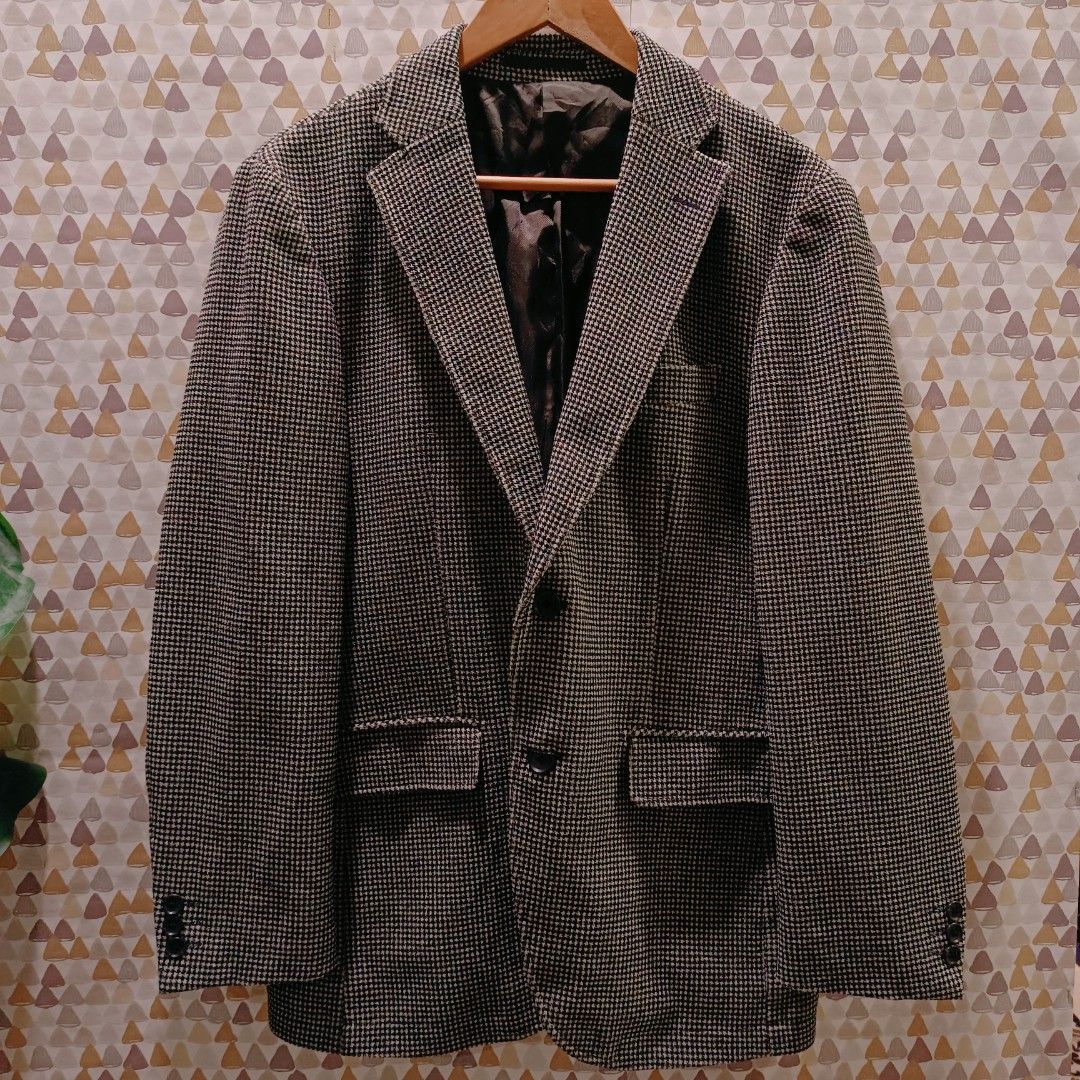 Houndstooth Pattern Blazer Jacket (Category: Coats, Jackets and Outerwear) located in Ipoh. Submitted by street_trash_store (Listing ID 1463498605, Image 1). Description: - Classic houndstooth pattern blazer - Two-button front closure - Two front flap pockets - Button details on cuffs - Fully lined interior - Ideal for smart casual and formal occasions - A versatile addition to any wardrobe.
