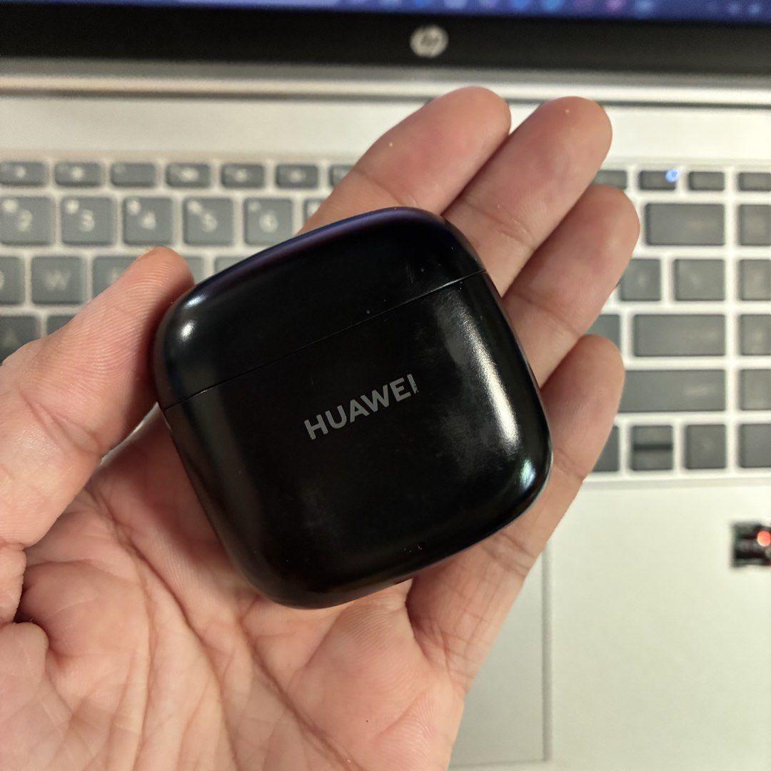HUAWEI FreeBuds SE 2 Wireless Earbuds (Category: Earphones) located in Candelaria. Submitted by trendoclock (Listing ID 1463350623, Image 3). Description: HUAWEI FreeBuds SE 2 with black charging case and green silicone case. Enjoy 40 hours of music, fast charging, and great sound. Lightweight and compact. No charging cable included. Compatible with any USB Type-C charging cable.