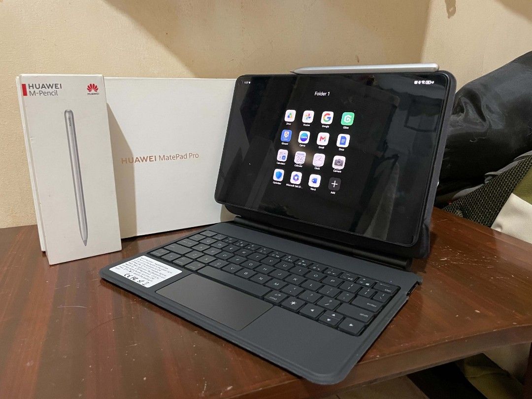 Huawei MediaPad Pro 11' (Category: Android) located in Guiguinto. Submitted by joemzzz180 (Listing ID 1463551384, Image 1). Description: Huawei MediaPad Pro 11 (2022) Oled Display 8gb/256gb 16mp/13mp 8300mah with magnetic keyboard almost brand new M-Pencil with box Unit box ISSUE SOME COSMETIC Paint chip but still presentable .