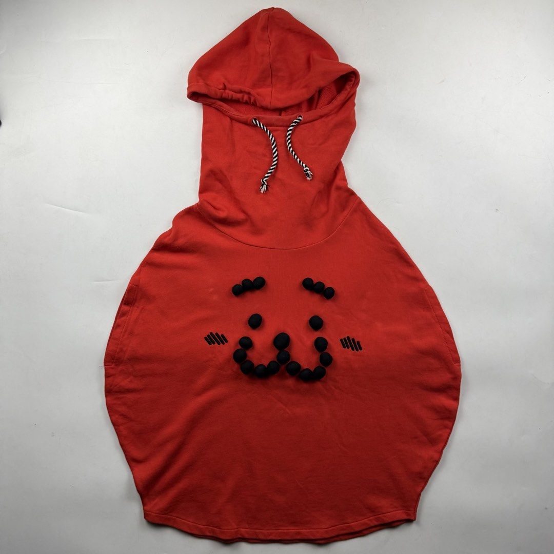 Hyoma Circle Hoodie (Category: Hoodies) located in Manila. Submitted by jademax (Listing ID 1463386810, Image 1). Description: Size Small Length: 26” Pit: 26.5” .
