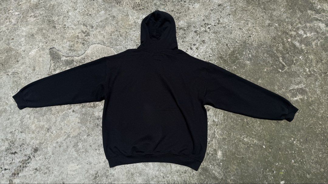Black Graphic Hoodie [RUSH] (Category: Hoodies) located in Las Pinas. Submitted by rtmrz (Listing ID 1463384940, Image 3). Description: Black “I Love Hot Moms Hoodie/I Love Hot Moms” Hoodi Large on tag. Boxy fit. Width: 24” Length: 25” RFS: Decluttering 📍Las Piñas Payment via Gcash or bank transfer. Shipping via Lalamove or J&T (buyer shoulders shipping cost).