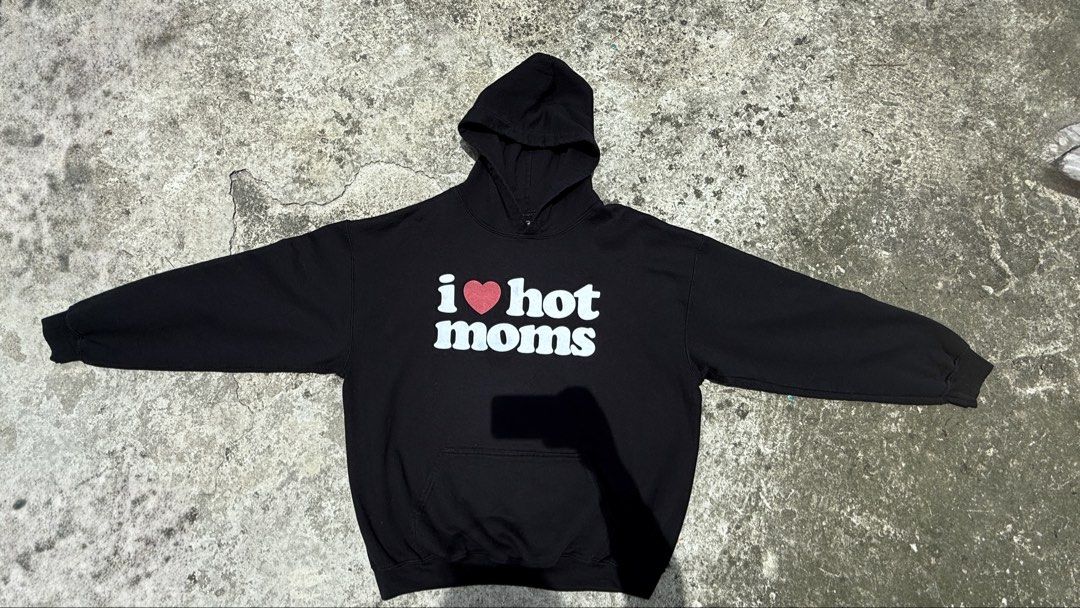 Black Graphic Hoodie [RUSH] (Category: Hoodies) located in Las Pinas. Submitted by rtmrz (Listing ID 1463384940, Image 2). Description: Black “I Love Hot Moms Hoodie/I Love Hot Moms” Hoodi Large on tag. Boxy fit. Width: 24” Length: 25” RFS: Decluttering 📍Las Piñas Payment via Gcash or bank transfer. Shipping via Lalamove or J&T (buyer shoulders shipping cost).
