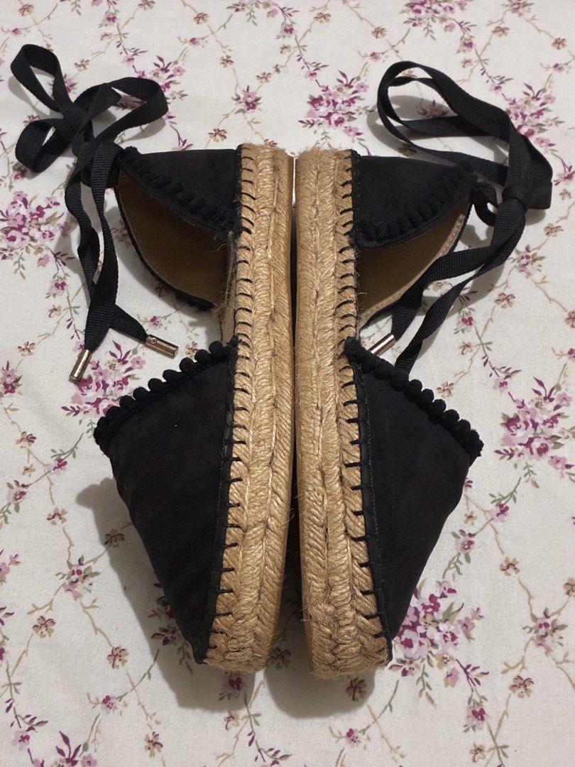 Imported Shoes (Category: Flats & Sandals) located in Muntinlupa City. Submitted by mystyle10 (Listing ID 1463351564, Image 2). Description: DECLUTTERING Was misplaced and stored but use 2x only (refer to pictures) Imported.