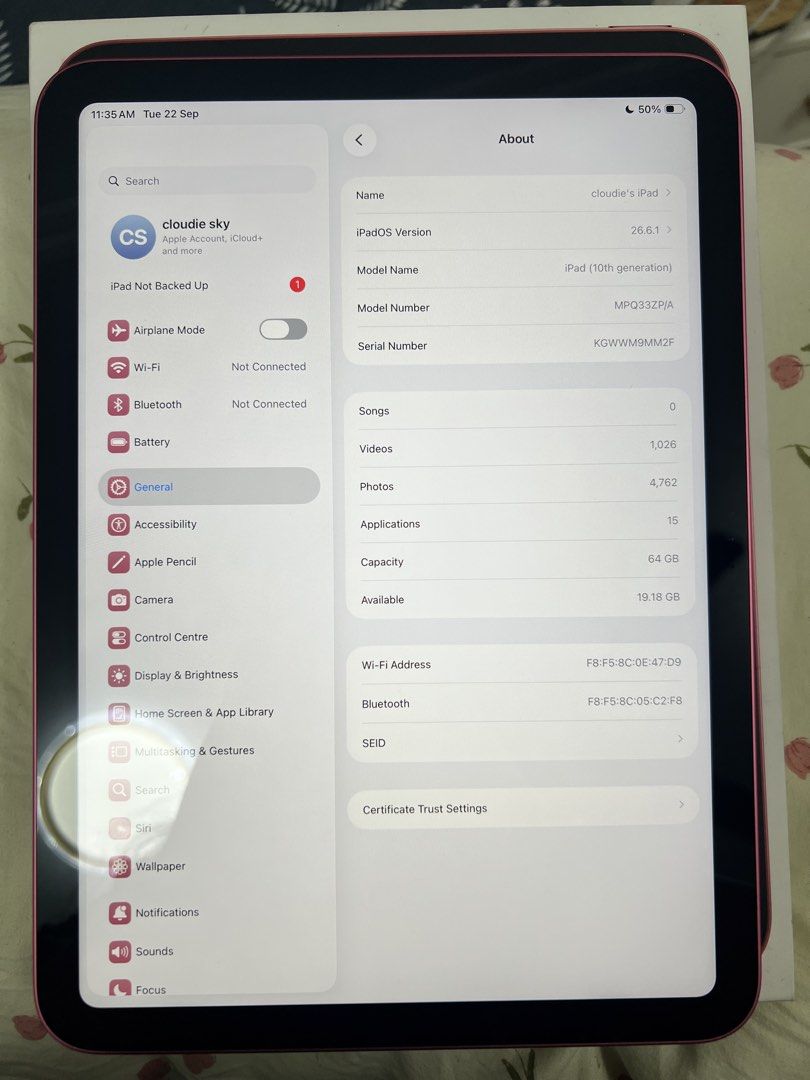 Ipad (Category: iPad) located in Kuala Lumpur. Submitted by mollyjoseph (Listing ID 1463391802, Image 3). Description: ipad 10th gen 64gb (wifi only) - comes with box - i bagi pencil ugreen i sekali hehe - condition tiptop sebab jaga macam baby 🫶🏻 - jual sebab urgent pakai duit can nego but with reasonable price meet up / pickup area setapak and seri kembangan no postage ❌ janji tak scam 🫰🏻 any inquiries ws me at 011-27351032.