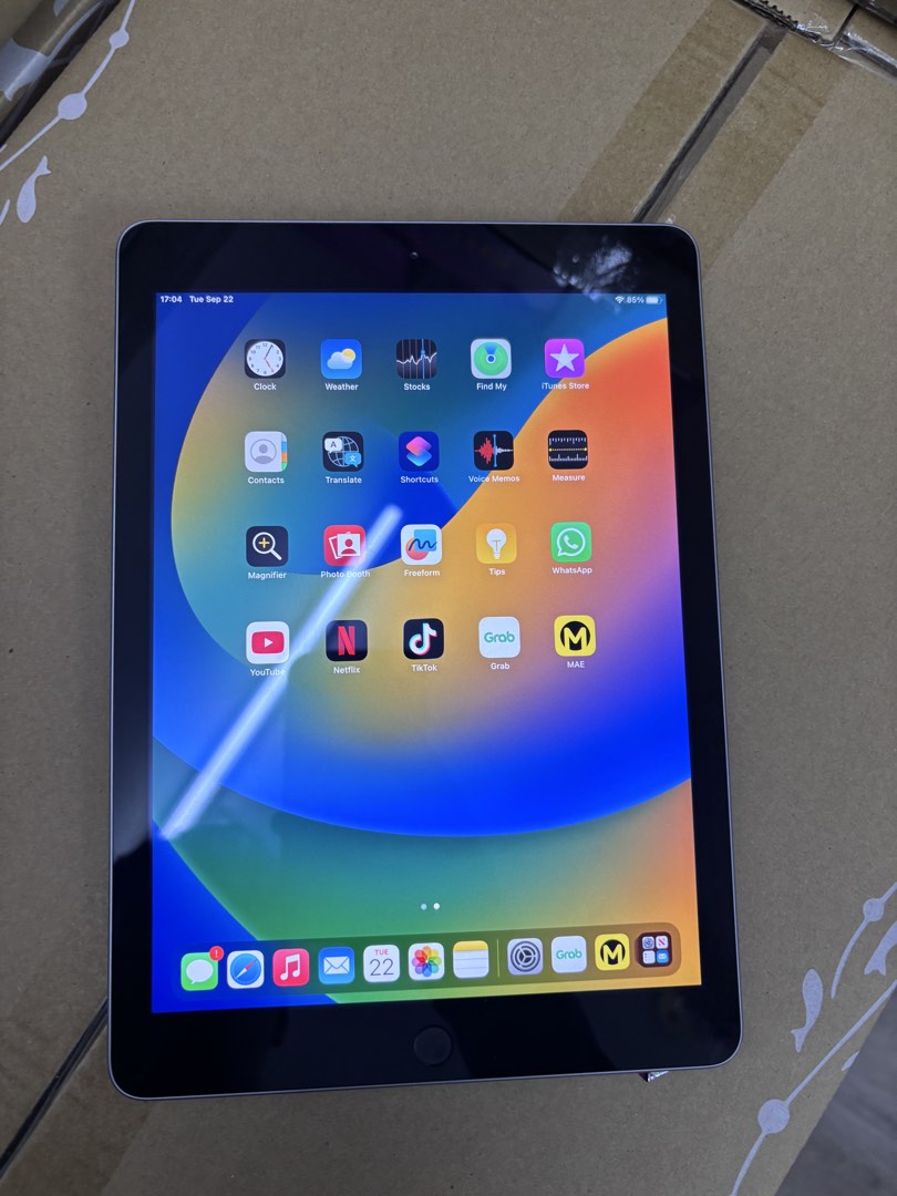 ipad (5th generation) (Category: iPad) located in Kuala Lumpur. Submitted by haikalshuk63549 (Listing ID 1463420140, Image 3). Description: Used iPad 5th Generation 32GB grey RM299 Model: iPad 5th Gen Storage: 32GB Colour: Grey iPadOS: 16.7.16 ✅ Well-maintained and fully functional ✅ Touchscreen, camera, speaker, Wi-Fi and battery are all working well ✅ Minor scratches from normal use ✅ Clean overall condition Perfect for: * Online classes and st