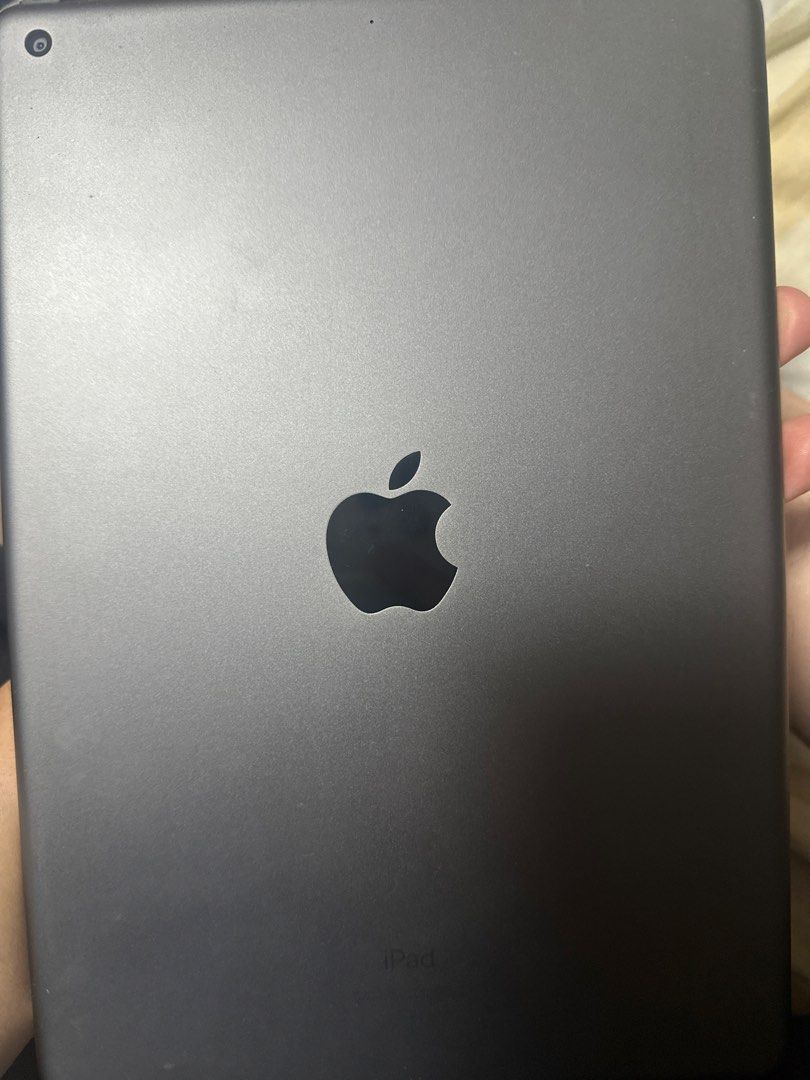 Ipad 7th generation （分類：平板電腦 - iPad）位於 Hong Kong。 由 mrwong5 提交（商品編號 1463483397，圖片 2）。簡介： iPad 賣緊。銀色機身。