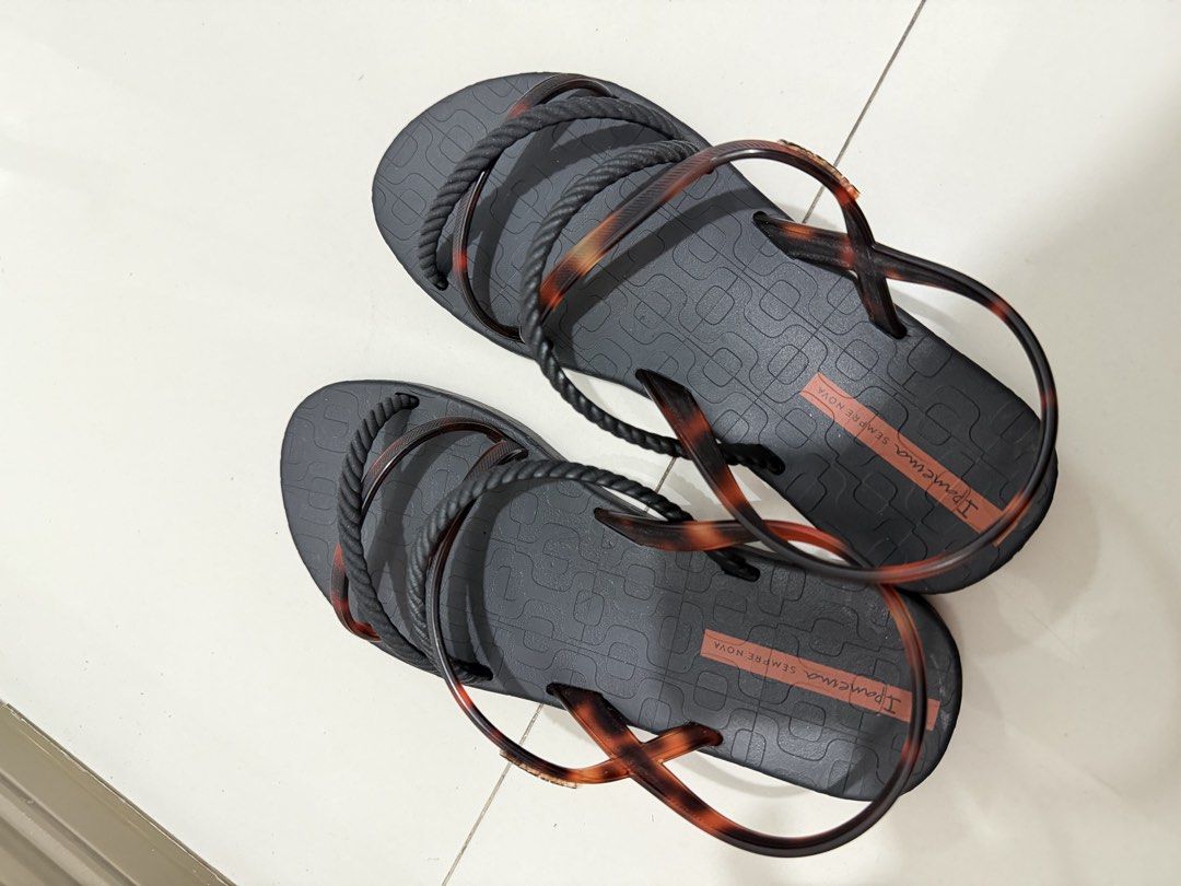 Ipanema SIZE US 6 (Category: Flats & Sandals) located in Caloocan City. Submitted by ai_declutter (Listing ID 1463348758, Image 1). Description: Brand new RFS: change of mind sa style.