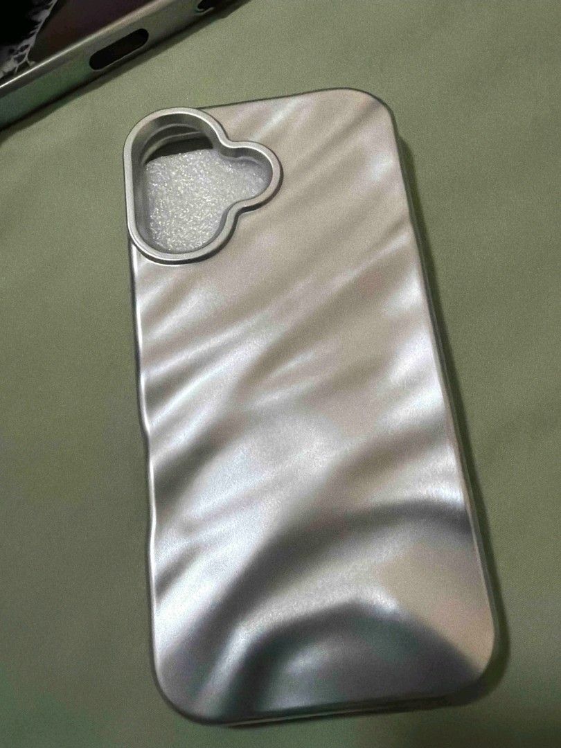 iPhone 17 case (Category: Cases & Sleeves) located in Manila. Submitted by gelahue (Listing ID 1463451887, Image 3). Description: iPhone 17 base case all brand new, never used. rfs: bought ip17 pro max instead maroon- Php 60 silver- Php 60 stars- Php 130 take all- 230.
