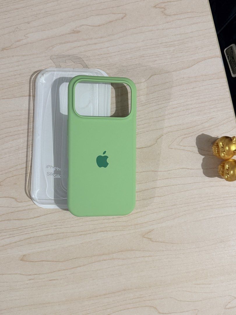 Iphone 17 Pro Silicone Case Green (Category: Cases & Sleeves) located in Mandaluyong City. Submitted by denissearci (Listing ID 1463435872, Image 1). Description: Fitted only No issues.