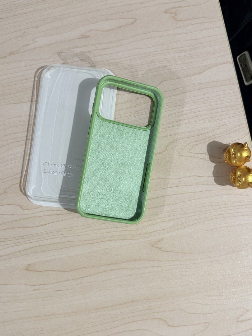 Iphone 17 Pro Silicone Case Green (Category: Cases & Sleeves) located in Mandaluyong City. Submitted by denissearci (Listing ID 1463435872, Image 2). Description: Fitted only No issues.