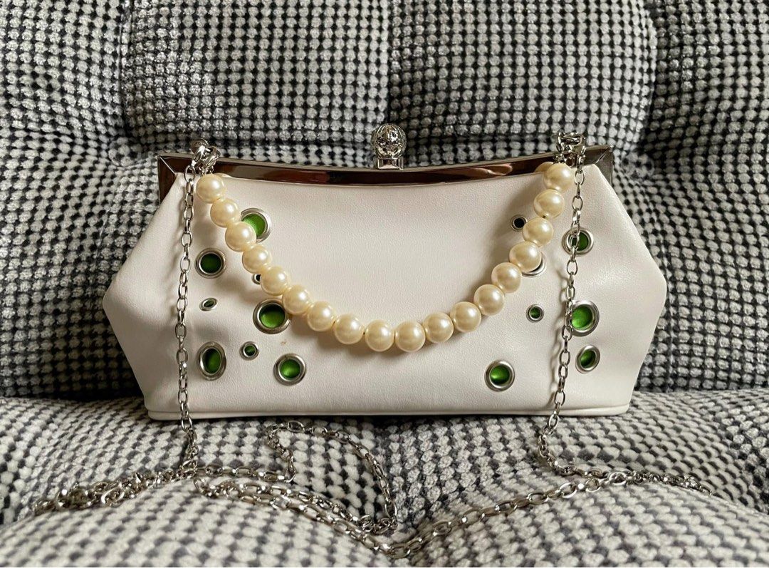 IPS Clutch 2 way, (Category: Clutches) located in Bulacan. Submitted by thriftbagcollections (Listing ID 1463456206, Image 1). Description: IPS Clutch 2 way,nice in actual!Excellent condition!Approx:H-4”W-9”D-2.3”.