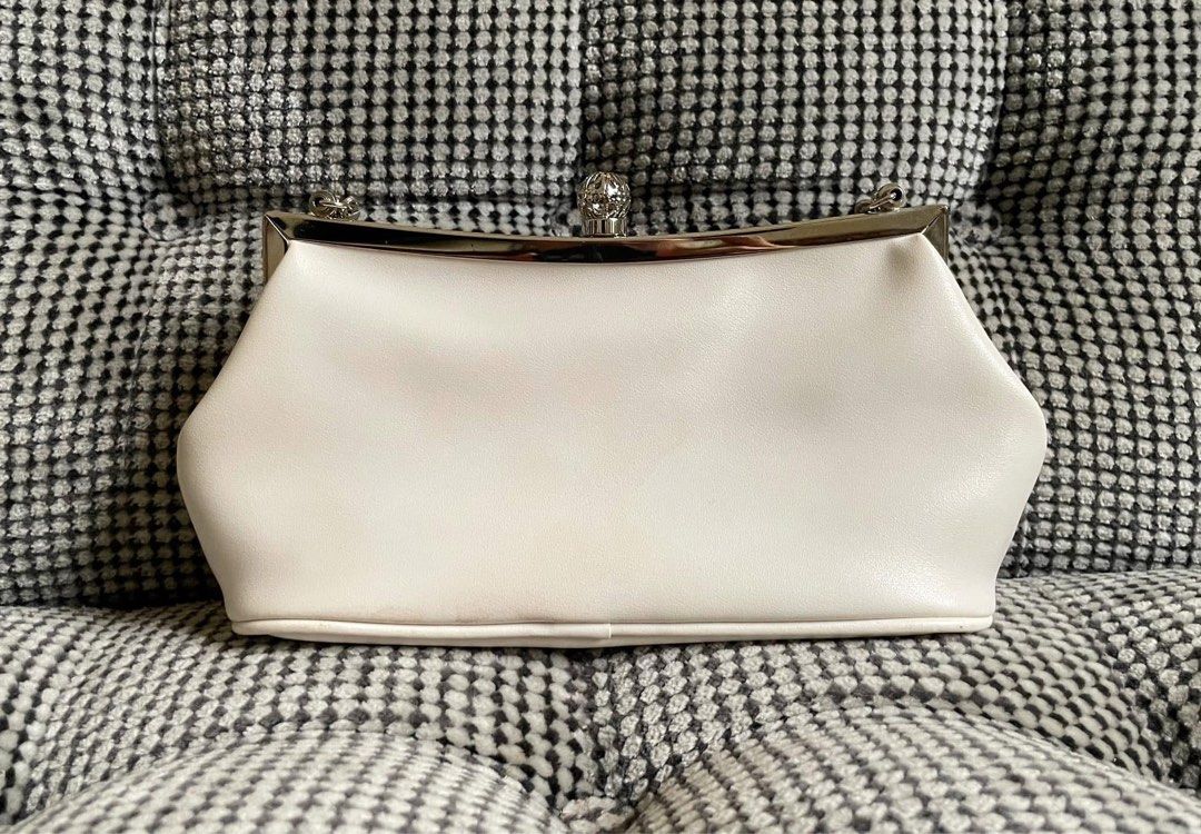 IPS Clutch 2 way, (Category: Clutches) located in Bulacan. Submitted by thriftbagcollections (Listing ID 1463456206, Image 2). Description: IPS Clutch 2 way,nice in actual!Excellent condition!Approx:H-4”W-9”D-2.3”.