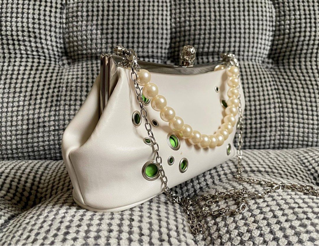 IPS Clutch 2 way, (Category: Clutches) located in Bulacan. Submitted by thriftbagcollections (Listing ID 1463456206, Image 3). Description: IPS Clutch 2 way,nice in actual!Excellent condition!Approx:H-4”W-9”D-2.3”.